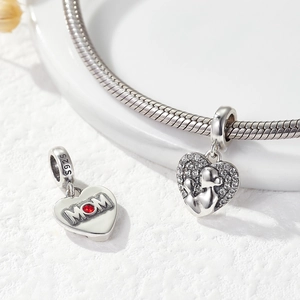 S925 sterling zilveren hartbedels met MOM-gravure en rode steen aan een slangenketting