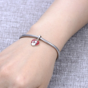 S925 zilveren hartbedelarmband met rode stenen en moeder-kind gravure voor moederdag
