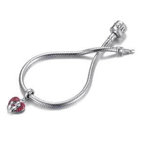 S925 sterling zilveren hartarmband met rode zirkoon en reliëf op een slangenketting