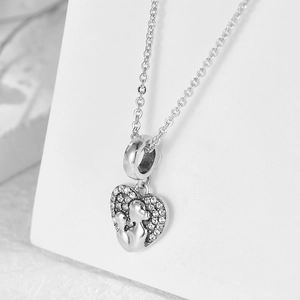 Macro-detail van de S925 sterling zilveren moeder en kind hart hanger met zirkonia's