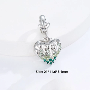 Detalle de abalorio de corazón en plata S925 con cristales verdes y medida 21 mm