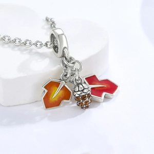Detalle del collar de otoño en plata S925 con colgante de piña y hojas de arce coloridas