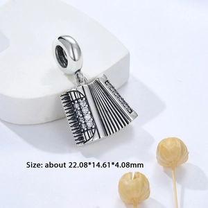Vista detallada de charm de acordeón en plata S925 con circonitas cúbicas brillantes