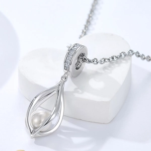 Detalle del colgante de gota en plata S925 con perla blanca y circonitas brillantes