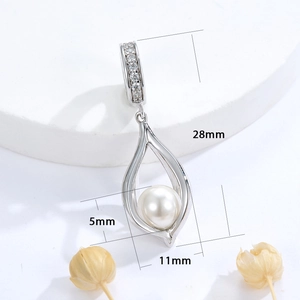 Detalle de un colgante de gota en plata S925 con perla blanca y medidas del producto