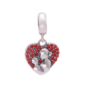 Detail van hartbedeltje met moeder-kind silhouet en rode kristallen in S925 zilver