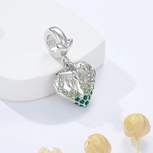 Colgante de corazón en plata S925 con piedras verdes y grabado de hojas finas