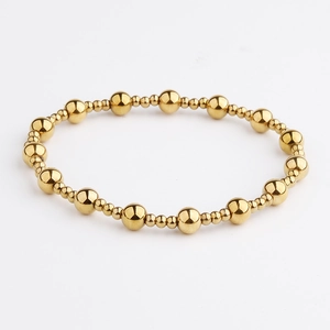 Detailansicht eines goldenen Edelstahl-Perlenarmbands mit polierter Spiegeloberfläche