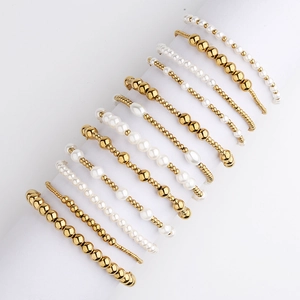 Elegantes mehrlagiges Edelstahlarmband-Set mit Goldperlen und weißen Perlen für Damen