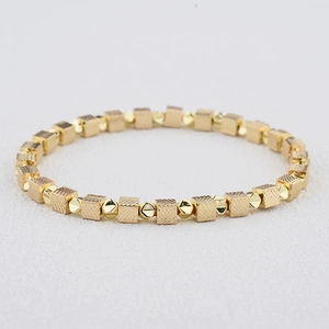 Elastic gold bracelet with geometric square cubes and faceted metallic round beads