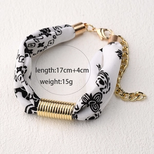 Pulsera bohemia de tela con patrones negros, cierre dorado, longitud 17cm más 4cm