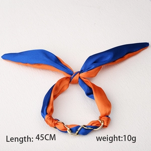 Accesorio de pelo collar pañuelo de seda con contraste azul naranja y cadena dorada