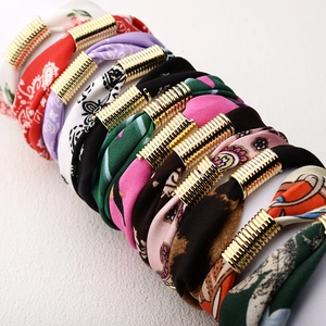 Set de coleteros de seda con estampados de cachemira y flores con anillos de metal dorado