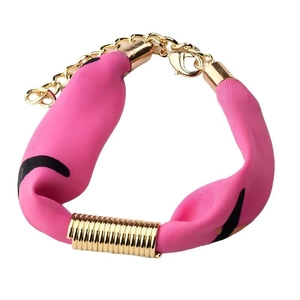Pulsera de lujo en tejido rosa y dorado con detalles de tubos metálicos en espiral
