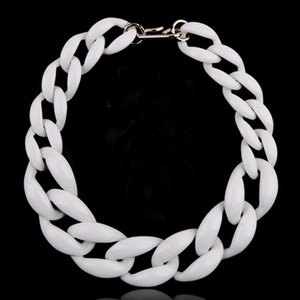 Dettaglio della collana a catena spessa in acrilico bianco con chiusura dorata
