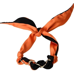 Collar de pañuelo de satén naranja y negro con detalles de cadena de metal dorado