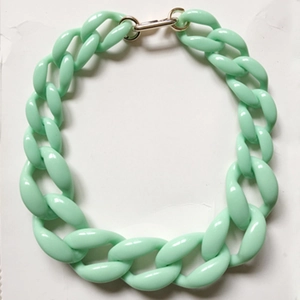 Dettaglio collana a catena grossa in acrilico verde menta con chiusura a molla argento