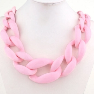Collana a catena a maglie grosse in acrilico rosa per donna in stile minimalista