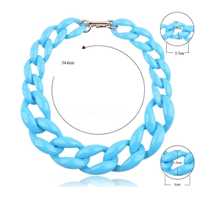 Collana a catena grossa in acrilico azzurro con informazioni dettagliate sulle misure