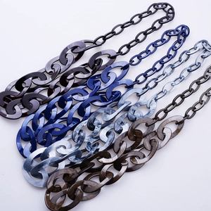 Μακριά ογκώδη κολιέ από ακρυλική ρητίνη με υφές μαρμάρου και ποικιλία χρωμάτων