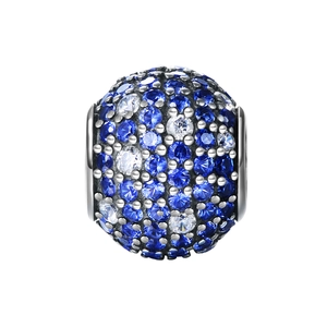 Detail van een sferische 925 zilveren bedel met blauwe en witte pavé kristallen