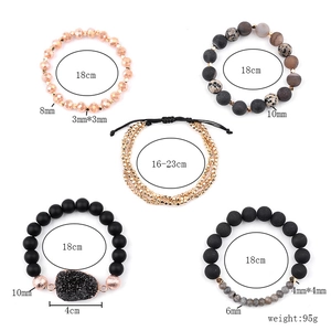 Set de 5 bracelets en pierre naturelle mate avec roche volcanique et breloques dorées