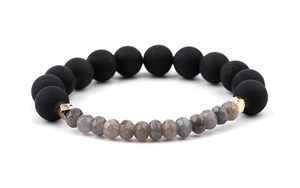 Détail de perles en agate noire mate et labradorite grise facettée avec accents métalliques