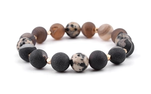 Vue détaillée des perles en pierre naturelle mate et des intercalaires en or rose du bracelet