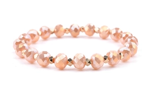 Détail des perles facettées pêche champagne et des séparateurs dorés sur le bracelet