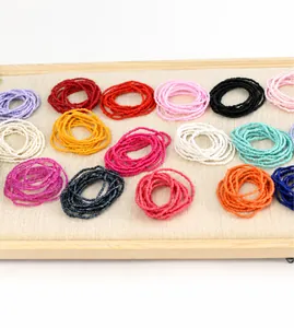 Flachbild-Detail von farbenfrohen Miyuki-Perlenketten und Armbändern auf Displayboard