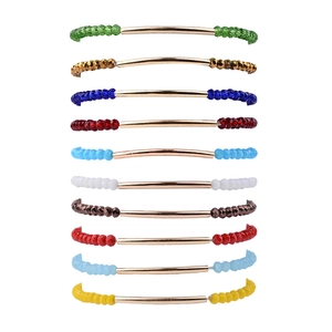 Gros plan détaillé de bracelets en perles de cristal colorées avec tubes dorés courbés