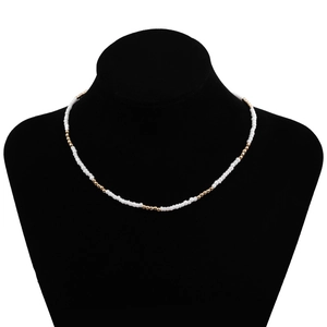 Collier artisanal en perles Miyuki avec perles blanches mates et dorées pour femme