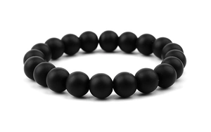 Gros plan détaillé du bracelet en perles d'agate noire mate avec finition uniforme
