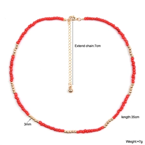 Détail du collier de perles en cristal rouge 3mm avec chaîne dorée de 7cm