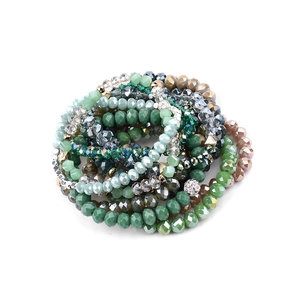 Set di bracciali con perline di cristallo verde e pietre smeraldo con charm metallici