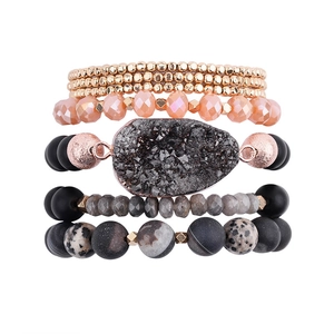 Ensemble de cinq bracelets empilables en pierres naturelles avec perles mates