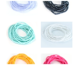 Detail von Miyuki Glasperlen-Schmuck in sechs verschiedenen Farben in Nahaufnahme-Layout