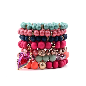 Set di 7 braccialetti boho multistrato con pietre colorate e ciondoli in agata