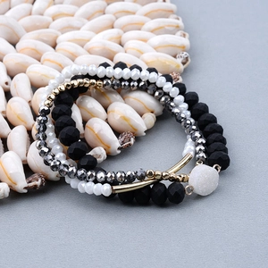 Détail du lot de bracelets de perles élastiques avec une pierre druzy blanche centrale