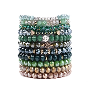 Set di braccialetti in perline di cristallo verde boho con ciondoli in argento e oro