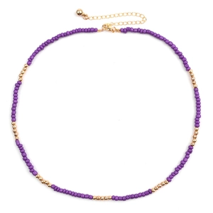 Collier minimaliste en perles de verre violettes avec accents dorés et fermoir ajustable