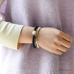 Ensemble de bracelets extensibles à trois couches avec perles noires et tube doré courbé