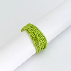 Mehrlagiges grünes Miyuki-Glasperlenarmband auf einem weißen zylindrischen Ständer