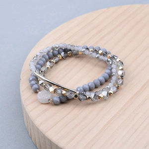 Vue macro des bracelets extensibles en pierre naturelle avec séparateurs dorés