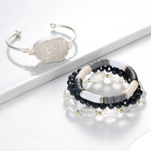 Bracciale aperto dorato con pietra druzy e set di perline heishi stile bohémien