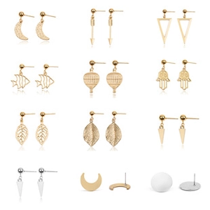 Vue à plat de douze paires de boucles d'oreilles vintage dorées en forme d'étoile et géo