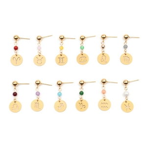 Détail de douze boucles d'oreilles zodiaque avec perles colorées et pendentifs dorés