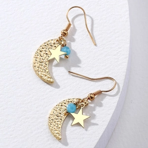 Détail de boucles d'oreilles faites main en perles MIYUKI avec croissant et étoile dorés