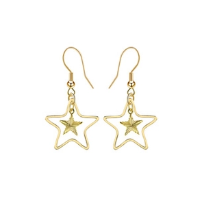 Gros plan sur des boucles d'oreilles étoiles à double épaisseur en acier doré poli