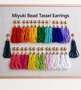 Vista detallada de pendientes de borlas hechos a mano con cuentas MIYUKI en colores